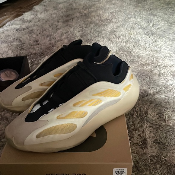 Yeezy 700 V3 ‘safflower’ - Picture 1 of 5